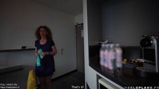 Une femme de ménage française MILF au cul parfait, surprise en teach de se masturber et Défoncée en anal par un client de l'hôtel !!!