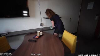 Une femme de ménage française MILF au cul parfait, surprise en teach de se masturber et Défoncée en anal par un client de l'hôtel !!!