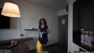 Une femme de ménage française MILF au cul parfait, surprise en teach de se masturber et Défoncée en anal par un client de l'hôtel !!!
