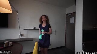 Une femme de ménage française MILF au cul parfait, surprise en teach de se masturber et Défoncée en anal par un client de l'hôtel !!!