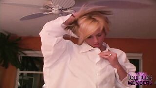 Hot golden-haired masturbates in a elevator