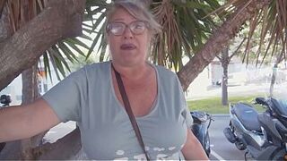 Senora Fina teaches a black male how to mastúrbate her with a satisfayer to reach an orgasm