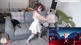 CUTE TWITCH STREAMER BEAUTY DANCING TO SHAKIRA (SHYPHOEBE)
