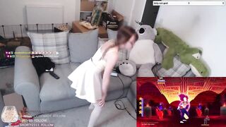 CUTE TWITCH STREAMER BEAUTY DANCING TO SHAKIRA (SHYPHOEBE)