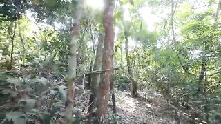 A Thai beauty was walking around the forest bragging about picking mu and suddenly had to pee. 4K HD