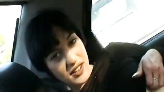Sexy wench please her vagina in car