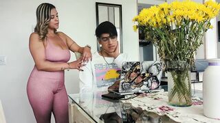 Mara calls the technical service on her computer and they screw the engineer