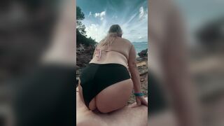 Sex with a tourist in a bikini on the beach without a banging-rubber