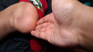 Ebony lotions her feet