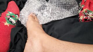 Ebony lotions her feet