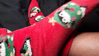 Ebony lotions her feet