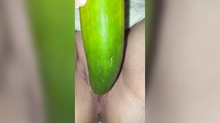 Floozy rubs cucumber against her pussy and then makes it for dinner