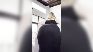 Thick curves bounce as this chick pulls skirt up ?