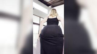 Thick curves bounce as this chick pulls skirt up ?