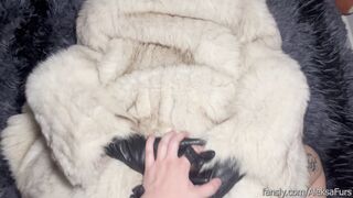 Oral and doggystyle in silverfox yiff coat with leather gloves