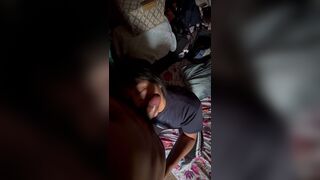 LE DI UNA MAMADA A MI NOVIO MIENTRAS MIS PADRES NO ESTÁN EN CASA