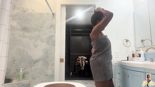 2 Hot Doxies Eating Pussy in the Shower