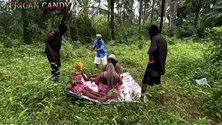 Officers who missed their way in the centre of operation found three forest maids and this happened.. somewhere in Africa