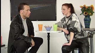 rothaarige steck sich das erste mal sex-toy in die muschi