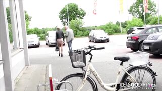 Notgeile MILF fickt mit fremden