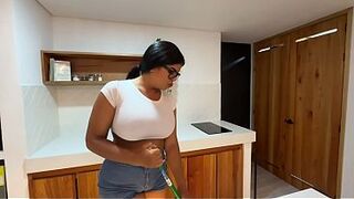The cleaning lady with a perfect booty gets banged without a screw-rubber by a stranger