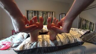 Priceless-looking MILF Foot Worship: Read OBEY Repeat