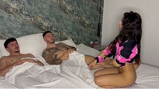 A Colombian girl lets us penetrate her from both sides, opening her tight ass - Mells Blanco