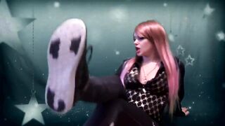 Watch me doing enchanting exercises and clean my sport kneeckers