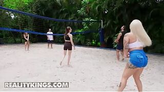 REALITY KINGS - Elana Bunnz - Big Digs And Sloppy Sets