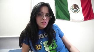 Chica nerd virgen