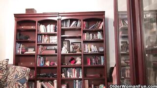 Ebony granny Amanda peels off her pantyhose and plays