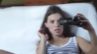Je me filme me masturber la chatte devans un mirroir