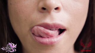 Shemale Sensation: two Trans Stars, Tattooed Vixen & Old Guy in Bedroom Orgy