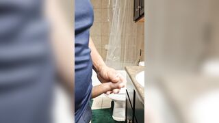 Masturbándome solito en el baño... LATINO AMATEUR, LATIN DADDY, BIG LATINO DUDE, HOMEMADE, BATHS, BROWN SKIN