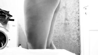 Teen is filmed how she shave vagina and do shower. Free Onlyfans katherinesquirt22frer