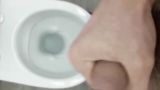 Je me branle dans les toilettes du travail