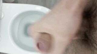 Je me branle dans les toilettes du travail