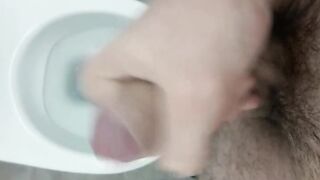 Je me branle dans les toilettes du travail