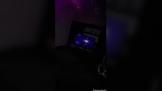 Mi hermanastro conmigo y terminamos teniendo sexo salvaje hasta que se corre en mi culo.