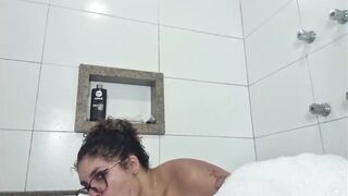 YOUNG GIRL GETTING BANGED UP IN THE BATHTUB