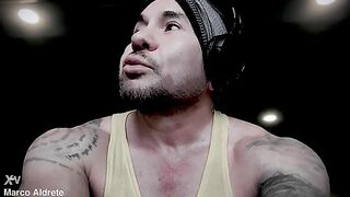 Hombre heterosexual lleva una doble vida como actor de porno gay en rol de puta sumisa con pito chico enjaulado en castidad