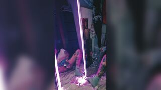 Brunette delivers explosive squirting content for lobita juguetona