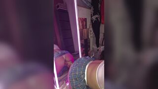 Brunette delivers explosive squirting content for lobita juguetona