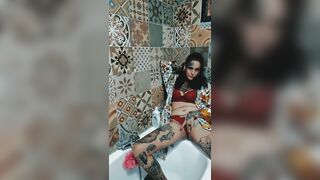 BRUNETTE GETS SQUIRT WHILE STRIPPED