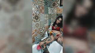 BRUNETTE GETS SQUIRT WHILE STRIPPED
