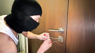 I SCREW THE LANDLORD'S GIRLFRIEND WHILE HE TAKES A LONG SHOWER