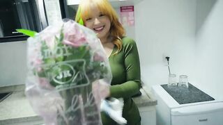 Obrigado pelas flores mas eu quero mesmo é seu pau dentro de mim - ENGLISH SUBTITLES