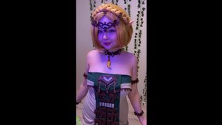 YOU plan to claim this elf before this honey runs off? ?