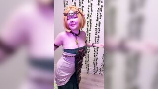 YOU plan to claim this elf before this honey runs off? ?