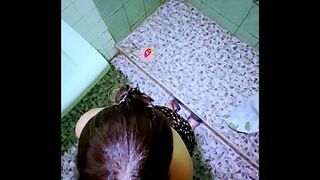 Big-breasted woman gives a chap a oral sex-job in the bath at a party! Homemade sex with a big-breasted MILF!